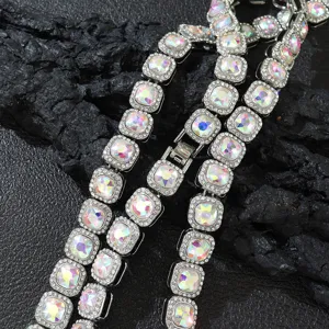 Macro-detail van hiphop Cuba-ketting met iriserende AB vierkante kristallen details.