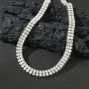 Detailansicht einer zweireihigen Strass-Tennis-Halskette mit glänzender silberner Oberfläche