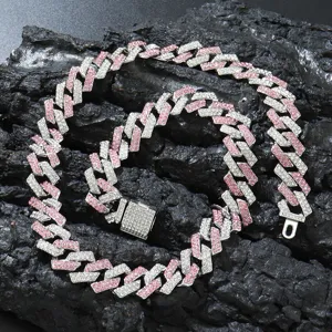 Nahaufnahme der pink-weißen Strass-Cuban-Kette auf dunklem vulkanischem Gesteinshintergrund