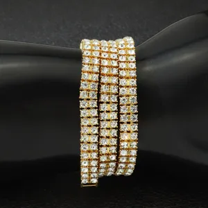 Detailaufnahme eines doppelreihigen Strass-Chokers im Hip-Hop-Stil in Goldoptik