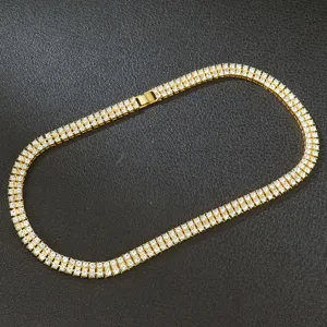 Nahaufnahme einer glitzernden zweireihigen vergoldeten Strass-Halskette im Hip-Hop-Stil.