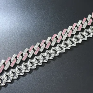 Detaillierte Nahaufnahme einer vereisten kubanischen Kette mit rosa und weißen Strasssteinen