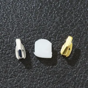 Dettaglio di gioielli per denti hip-hop in oro e argento con cera per stampi.