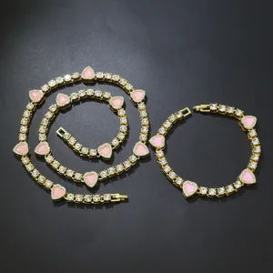 Exquisites Halsketten und Armband Set mit rosa Herzanhängern und funkelnden Strasssteinen