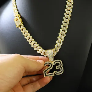 Nahaufnahme des vereisten goldenen Anhängers Nummer 23 an einer Hip-Hop-Cuban-Kette