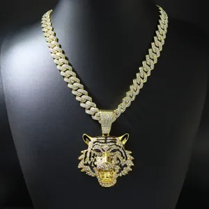 Gedetailleerde macro-opname van hiphop tijgerkop hanger ketting met glanzende strass steentjes
