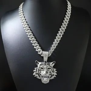 Macrodetail van een iced out tijgerkop hanger met zware cubaanse schakelketting