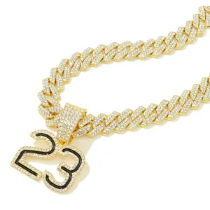 Detailaufnahme der goldfarbenen Cuban-Kette mit glitzerndem Zahl-23-Anhänger