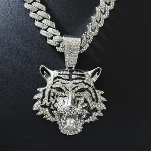 Gedetailleerde close-up van hiphop tijgerkop ketting met glinsterende strass