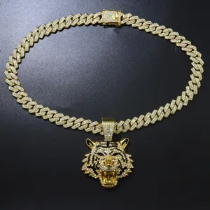 Gedetailleerde close-up van een goud vergulde tijgerkop hanger aan een Cubaanse ketting