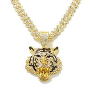 Detail van een ijzige tijgerkop hanger met strassteentjes aan een gouden ketting