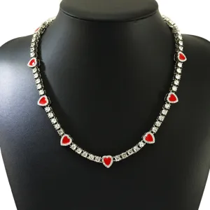 Detailansicht einer funkelnden Strass-Tennis-Halskette mit roten Emaille-Herzen