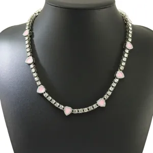 Nahaufnahme einer silbernen Herz-Tenniskette mit rosa Emaille und funkelnden Kristallen