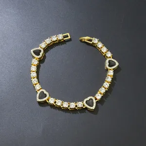 Detail einer vergoldeten Tennis-Halskette mit schwarzen Emaille-Herzen und Kristallen.
