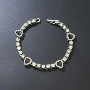 Silbernes Kristall Tennisarmband mit schwarzen Emaille Herzen auf dunklem Grund