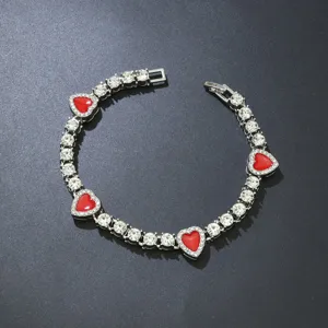 Detailansicht der silbernen Tenniskette mit funkelnden roten Strass-Herzanhängern