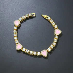 Detailansicht eines vergoldeten Tennisarmbands mit rosa Emaille-Herzen und Kristallen
