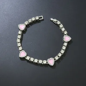 Detailansicht einer silbernen Tenniskette mit rosa strassbesetzten Herzanhängern