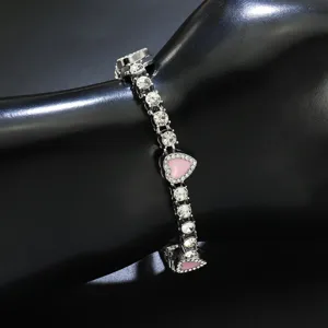 Detailansicht eines silbernen Tennisarmbands mit rosa Herz-Emaille und glitzernden Strasssteinen