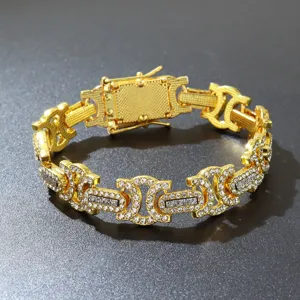 Makro-Detail eines 14mm vergoldeten Panzerarmbandes mit vollständiger Strassverzierung