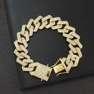 Detailansicht des 20mm iced out Rhombus-Cuban-Gliederkettenarmbands für Herren in Goldoptik