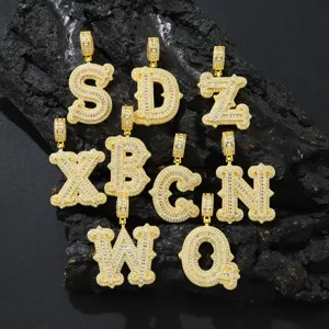 Nahaufnahme von goldplattierten Hip-Hop Alphabet-Anhängern mit Baguette-Zirkonia