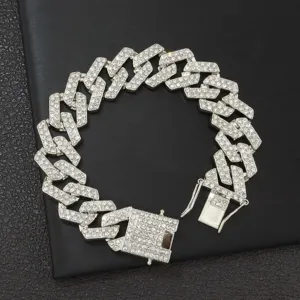 Nahaufnahme des 20 mm breiten, eisigen, silbernen Rauten-Gliederkettenarmbands für Herren