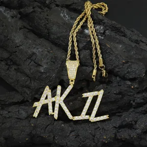 Detailansicht einer vergoldeten Kordelkette mit AK II Anhänger und Zirkonia-Steinen.