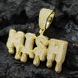 Detaillierte Seitenansicht des Iced-Out Hip-Hop NISH Anhängers mit Tropfdesign und CZ-Steinen