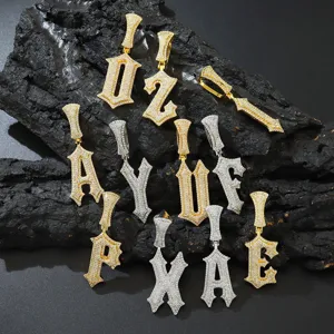 Detailansicht luxuriöser eisgekühlter Zirkon-Alphabet-Anhänger im modischen Hip-Hop-Stil