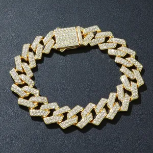 Detailansicht eines 15mm breiten Iced-Out-Panzerarmbands mit funkelnden Strasssteinen