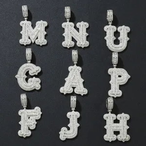 Vereiste Hip-Hop-Alphabet-Anhänger mit Zirkon-besetzten Buchstaben auf schwarzem Grund.