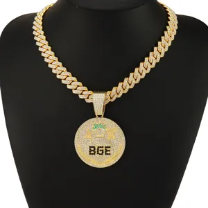 Nahaufnahme des vereisten BGE-Geldbeutel-Anhängers an einer goldenen kubanischen Kette