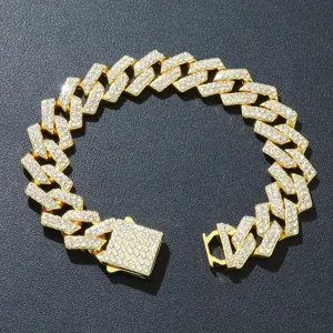 Nahaufnahme des 15mm vergoldeten Cuban Link Armbands mit glänzenden Strasssteinen