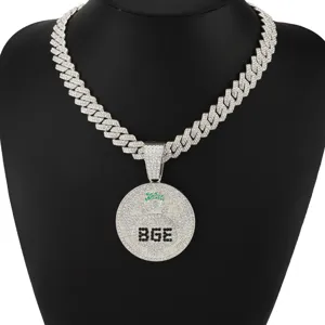 Iced-Out BGE Halskette mit rundem Anhänger, Panzerkette und Geldsack-Motiv im Hip-Hop Stil