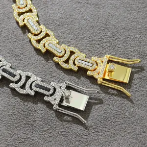 Nahaufnahme eines 14 mm breiten Panzerarmbands mit Diamanten, Glitzer und Verschluss