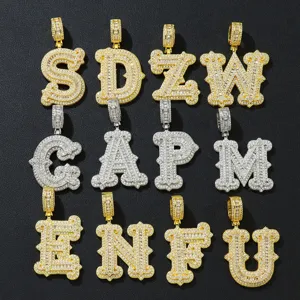 Detailansicht verschiedener Iced-Out Hip Hop Alphabet Anhänger in Gold und Silber Optik