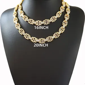 Vergleich von 16-Zoll und 20-Zoll Iced-Out Hip-Hop geometrischen Ketten auf Display.
