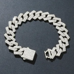 Nahaufnahme eines 15mm breiten Iced-Out-Armbands mit funkelnden silbernen Strasssteinen.