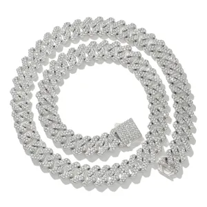 Detailansicht der 15mm silbernen Iced-Out-Cuban-Halskette mit Strassverschluss
