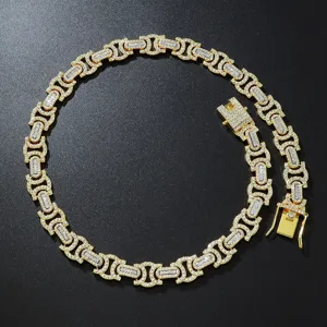 Makroansicht eines 14mm Iced-out Panzerarmbandes mit funkelnden Steinen in Goldoptik