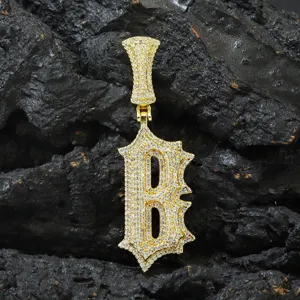Nahaufnahme eines vergoldeten Hip-Hop-Anhängers im gotischen B-Stil mit Zirkon-Besatz.