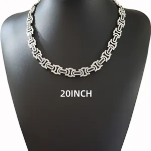 20-Zoll Iced-Out-Hip-Hop-Gliederkette mit geometrischen Pavé-Kristalldetails auf Büste.