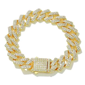 Detailansicht eines 15 mm vergoldeten Iced-Out-Panzerarmbands mit Strasssteinen