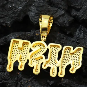 Detailgetreue Makroaufnahme eines vergoldeten Hip-Hop-Anhängers mit HSIN-Buchstaben.