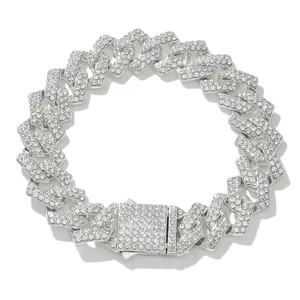 Nahaufnahme eines 15 mm breiten, mit Strasssteinen besetzten Panzerarmbands in Silber