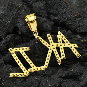 Nahaufnahme des vergoldeten Anhängers mit griechischen Buchstaben ΣΓΑ und Zirkonia Detail