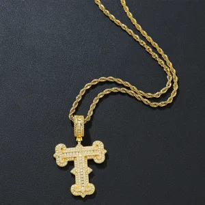 Detailansicht eines Iced-Out-Anhängers mit Buchstabe T und Zirkonia an goldener Seilkette