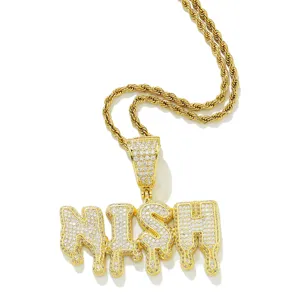 Makroansicht der Iced Out Drip Buchstabe NISH Halskette mit funkelnden CZ-Steinen