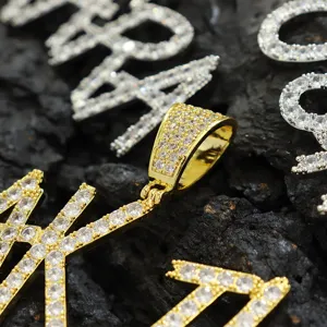 Detail-Makroansicht des luxuriösen, vergoldeten Alphabet-Anhängers mit CZ-Steinen
